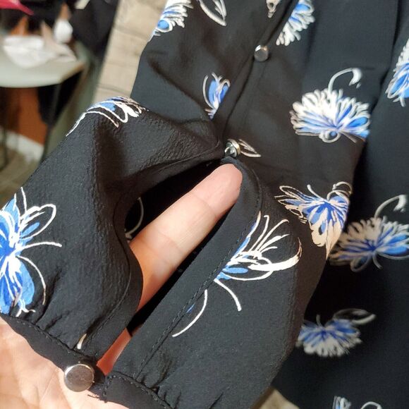 Liz Claiborne Career Woman Top  Black with Blue Flowers  Size Large - Picture 2 of 8